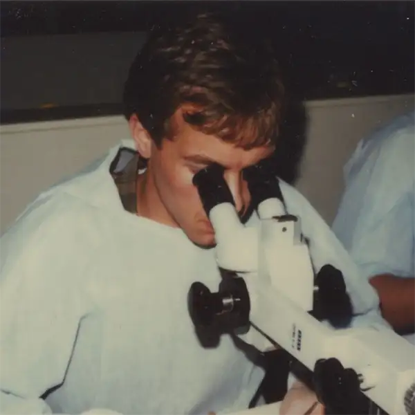 medizinische Untersuchung am Mikroskop