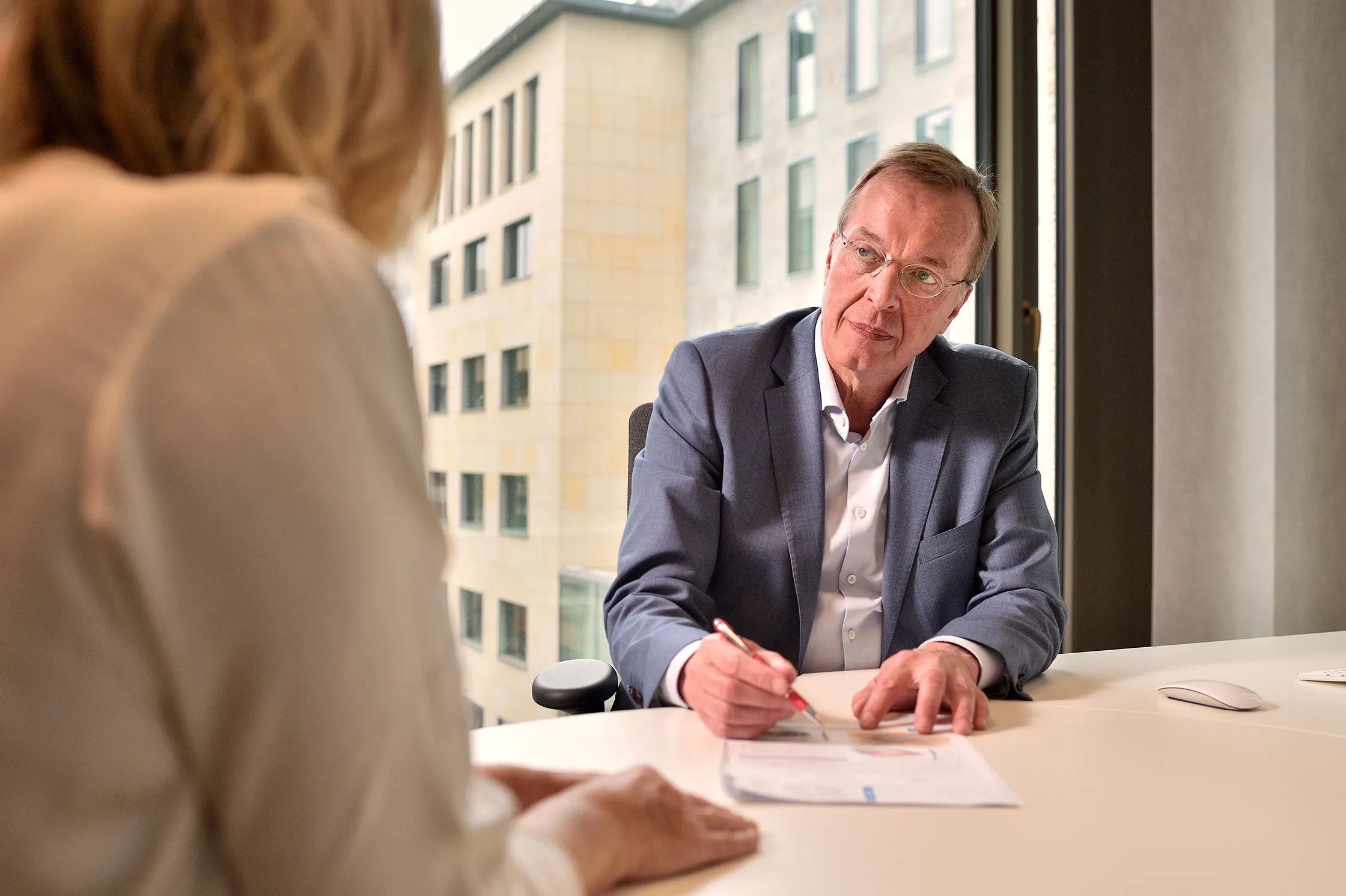 dr. burkhard dippe im beratungsgespräch